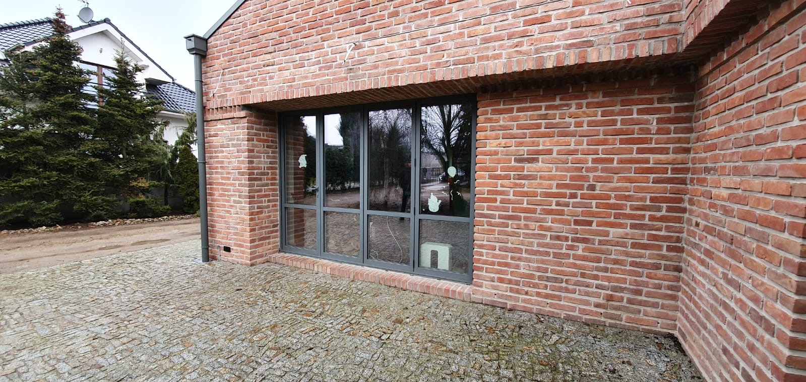 ALUMINIUM JOINERY IN COMBINATION WITH BRICKWORK